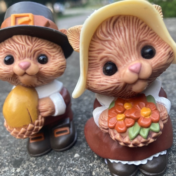 Vintage Hallmark Thanksgiving Salt Pepper Shakers Chipmunks Pilgrims - Picture 3 of 3